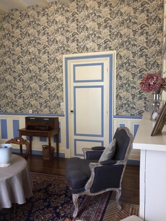 Chateau De Pintray Bed & Breakfast